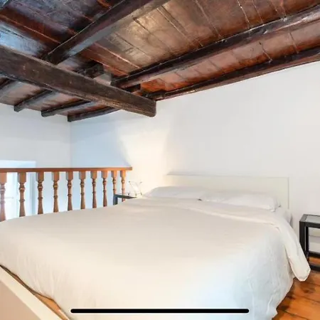 In Front Of Coliseum 2 רומא